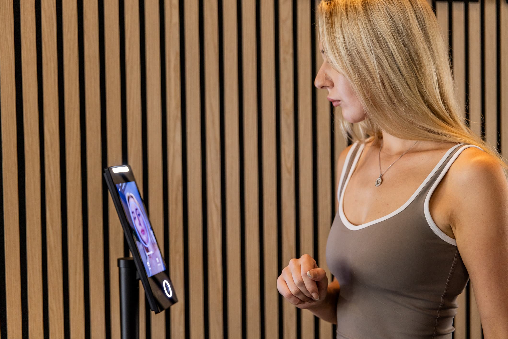 Mitglied checkt per Gesichtserkennung am Facetronic IDA Leser ein