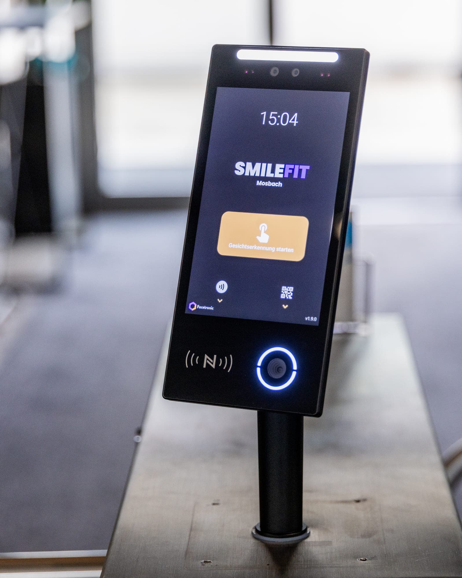 IDA Leser mit Display, Kamera, RFID-Feld und QR-Scanner auf einem Standfuß am Studioeingang